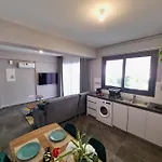 アパート Carisa Deluxe With Jacuzzi ラルナカ