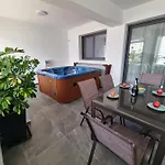 Carisa Deluxe With Jacuzzi Apartamento Lárnaca