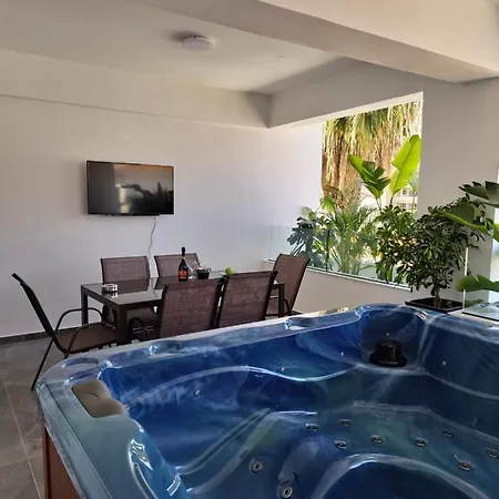 Carisa Deluxe With Jacuzzi Апартаменты *