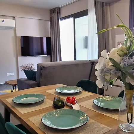Carisa Deluxe With Jacuzzi Apartment Larnaca