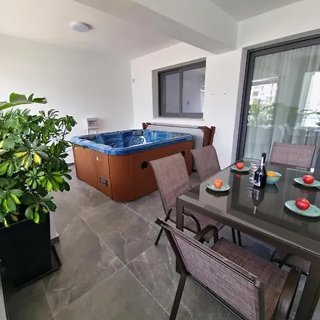 Carisa Deluxe With Jacuzzi Apartment Larnaca
