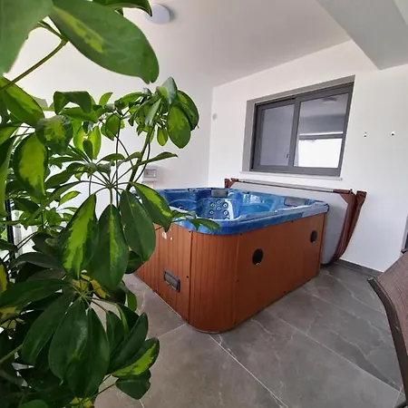 Апартаменты Carisa Deluxe With Jacuzzi *