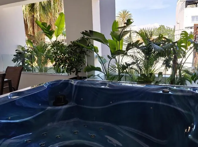 Carisa Deluxe With Jacuzzi Apartment Larnaca