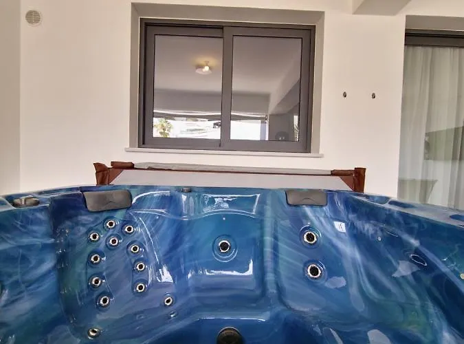 Carisa Deluxe With Jacuzzi *