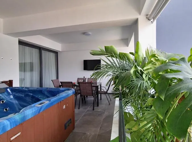 Appartamento Carisa Deluxe With Jacuzzi Larnaca